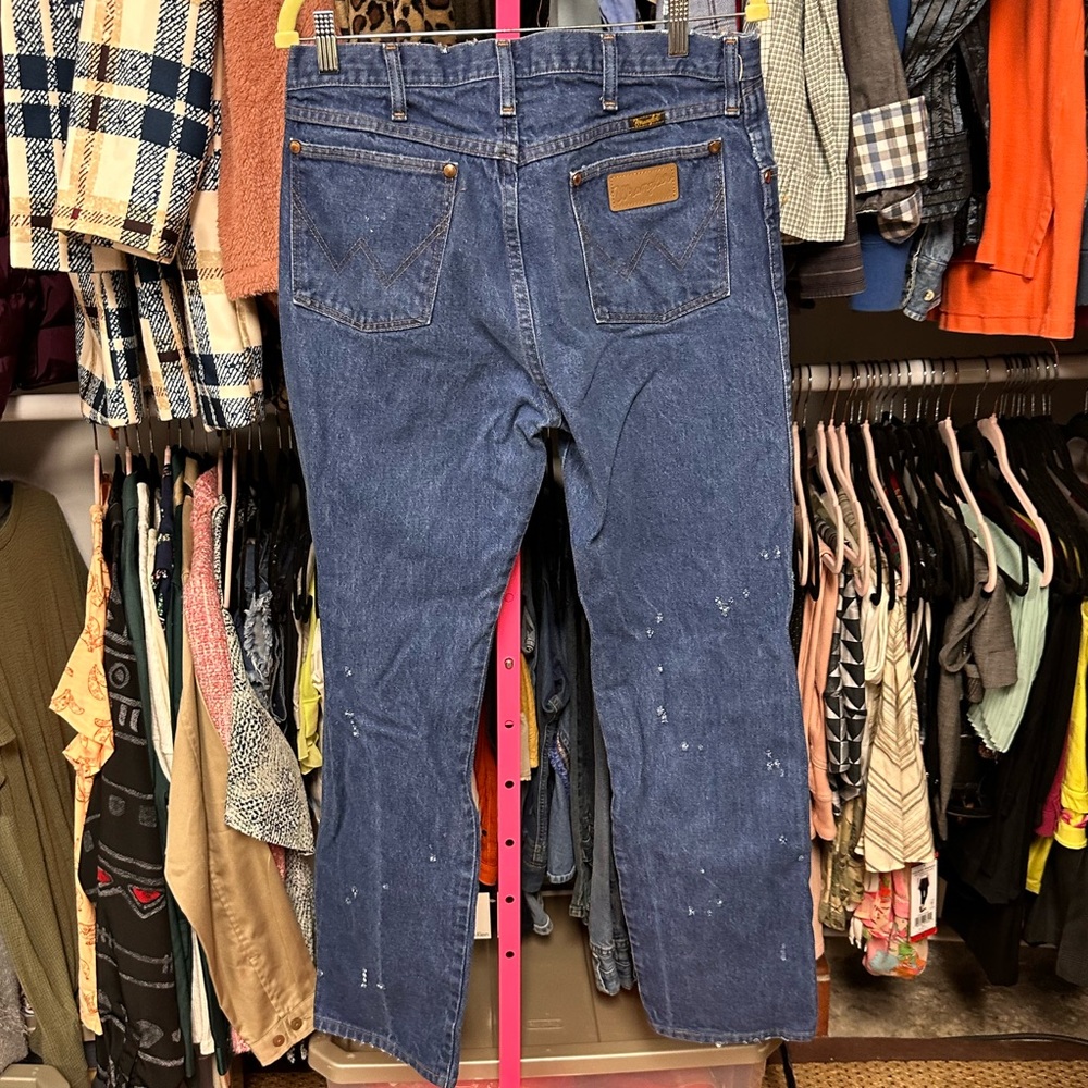 Vintage Wrangler Made in USA 🇺🇸
distressed beaten jeans
men’s size 34W 32L